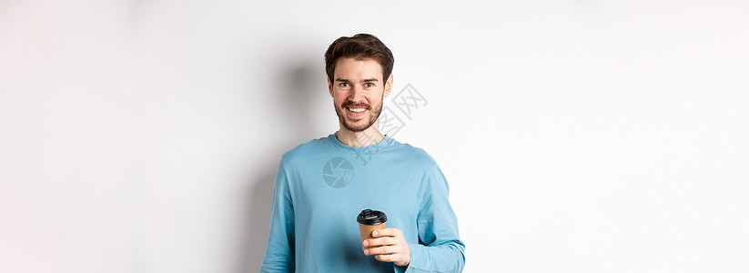 快乐的男人从咖啡馆外卖喝咖啡 微笑着 站在白色背景的纸杯上成功促销办公室工作室生活情绪杯子胡须咖啡商业背景图片