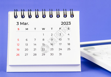 2023年3月的月度案头日历 在2023年使用紫色背景计算器日期桌子文件庆祝营销庆典时间组织会议个人背景图片