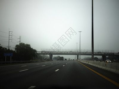 在雾中的道路 标志提及保持距离的高速公路 T7 svg农村运输街道城市车辆风景速度薄雾国家驾驶背景