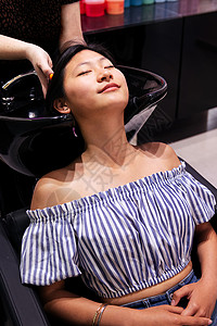 在美发厅洗头发的女人 理发店沙龙治疗理发师顾客女性造型师女孩成人美容师女士化妆品高清图片素材