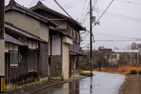 小城雨巷雨天在农村乡村村里旧木木日本人房屋背景