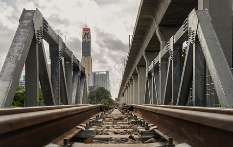 运河上桥上的旧铁路火车轨道 空铁路指向向前的透视穿越线条生活金属场景城市孤独小路建筑网格背景图片