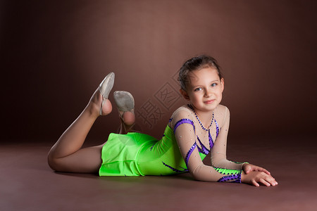 穿绿色体操服装的年轻女孩背景图片