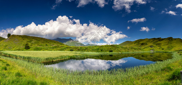 弗莱贝格海因桑贝格附近阿尔卑斯山的比舍尔塞湖背景