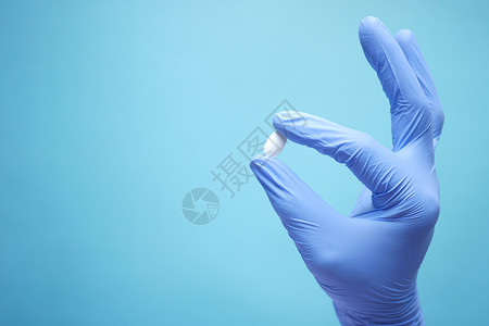 手掌上的单体药片处方蓝色药品医生医疗背景图片