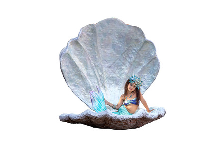 鱼群与美人鱼一个穿着美人鱼服装的可爱女孩 坐在一个大海壳里 与世隔绝背景