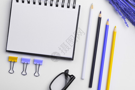 不同的办公用品 彩色贴纸 笔记本 钢笔 铅笔 尺子 记号笔 不同的学校项目 重要信息 躺在桌子上的配件教育电脑学习课堂工作文档收背景图片