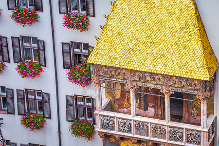 奥地利因斯布鲁克华丽金色屋顶的特写高清图片