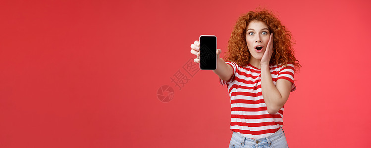 h5长页面令人着迷的红发红头红发美女 长得漂亮 卷毛头发辣妹分享很棒的社交媒体页面显示智能手机屏幕惊异触碰脸颊员工女士技术压痛青年成人消息背景