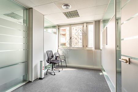 简约办公风格的白灰色走廊内部 两间办公室 一左一右 有玻璃隔断 中间是阳光明媚的小走廊 走廊里有两张等候的椅子背景图片