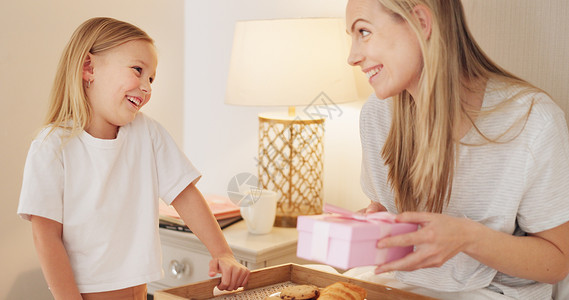 生完孩子早餐 孩子和妈妈在母亲节早上带着礼物在家里庆祝妈妈 微笑 爱和快乐的女孩在卧室里给父母一个礼物盒和一个带饼干的羊角面包女士庆典生背景