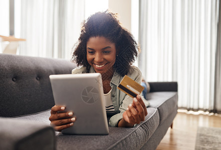 想要的话就买吧 女人用数码平板电脑时 持有信用卡的就是她背景图片