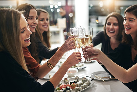 为他们的友谊干杯 一群年轻的女朋友在餐厅的晚宴上举杯庆祝女士高清图片素材