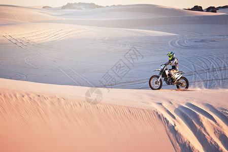 沙漠 摩托越野和极限摩托车运动 一名男子在非洲沙丘上健身 摩托车越野赛自然训练中运动员的驾驶挑战 海滩冒险和自行车旅行背景图片