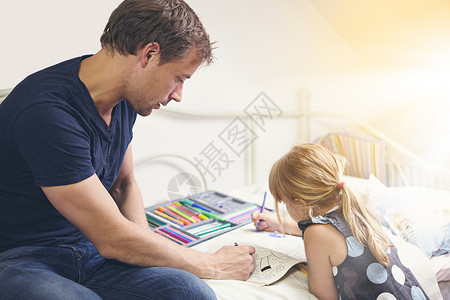 一个单身父亲和女儿在照片上画着彩色的颜色 一起度过优质时光背景图片