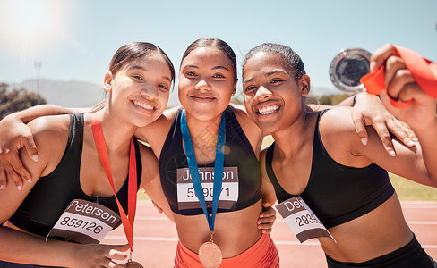 肖像 多样性和获得奖牌的女性 适合运动和赛道上的获胜者 一起微笑或胜利 冠军 健康女孩或运动员对场上成绩 跑步胜利或幸福感到满意背景图片