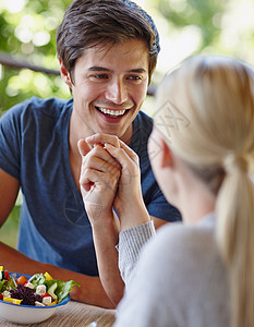当我看见你时 我的心就笑了 一个情爱的年轻夫妇 一起享受健康的沙拉背景图片