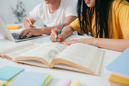 近身的亚裔学生正在阅读书本和学习 并一起教学友谊知识老师咨询报告学费演讲中学校园考试背景