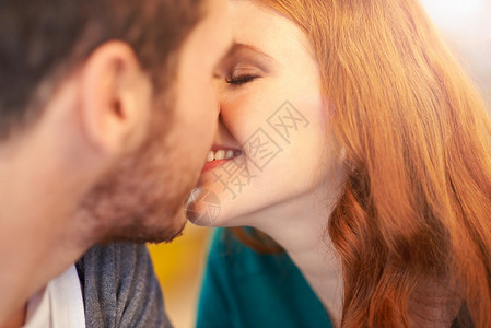 第一个吻 拍到一对情侣在约会时亲吻的镜头微笑高清图片素材