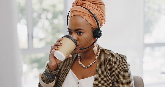 咖啡边牧呼叫中心 客户服务和黑人女性顾问在办公室边喝咖啡边在线咨询 工作场所的客户支持 电话营销和专业的非洲女性客户关系管理专家背景