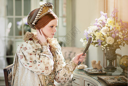 铸我辉煌我确是王国里最美的女人 一位高贵的尊贵女人 在宫殿房间里照镜子时欣赏自己背景