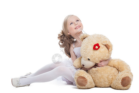 美丽的小女孩抱抱大泰迪熊高清图片