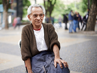 明智的没有那么简单的生活 一个老人坐在外边 (笑声)背景