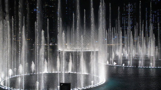 晚上在迪拜的舞蹈喷泉景观哈里发展示城市市中心地标旅行娱乐吸引力场景背景图片