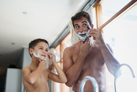 这是棘手的部分 一个英俊的年轻人教他儿子怎么在浴室刮胡子 给他儿子讲道理背景