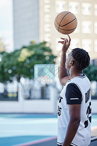 篮球运动黑人在篮球场训练和玩球进行比赛或比赛 健康的年轻人 人或运动员在健身和锻炼户外训练场锻炼城市高清图片素材