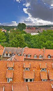 德国村庄屋顶 前东德老楼顶的屋顶上都是旧楼背景图片