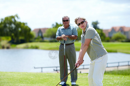 成熟的已婚夫妇一起打高尔夫球 来玩一局高尔夫高清图片