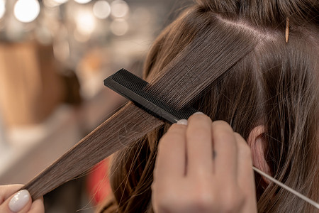 理发师 Coiffeur 做发型造型沙龙梳子修剪顾客工作女孩女性剪刀造型师美丽高清图片素材