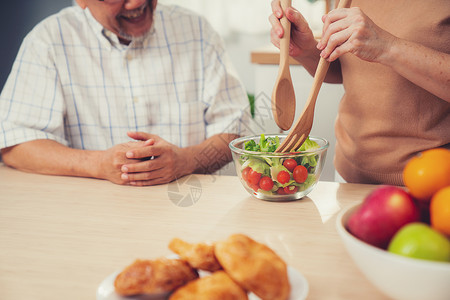 喜欢一起做饭的老夫妇都心满意足食物膳食丈夫蔬菜妈妈女士午餐男人享受妻子背景