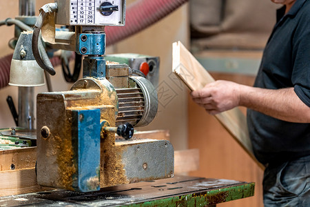 在用于生产工匠家具的机器上堆砂木柴锯末高清图片素材
