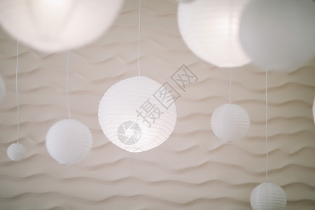 现代内地的Beige纸灯照明装饰品灯泡艺术天花板枝形建筑学卧室墙纸庆典背景图片