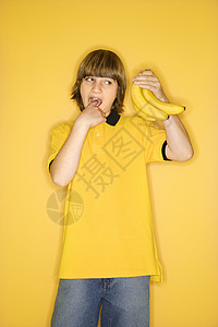 一个黄色香蕉男孩拿着香蕉孩子水果营养黄色男性照片青少年健康零食青春期背景