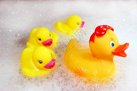 小鸭子玩具泡沫中鸭子家庭玩具洗澡浴缸黄色气泡橡皮婴儿洗涤护理小鸭子背景