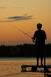 渔夫在码头黑暗的和平高清图片
