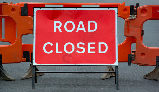 道路封闭标志安全工程指示牌危险路障红色黑色交通白色工业背景图片