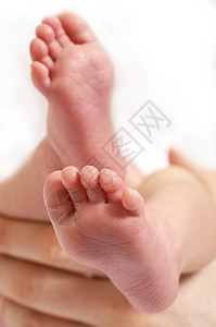 赤脚新生孩子皮肤婴儿脚步介意上行手足脚跟保姆背景图片