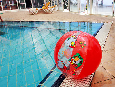 多球边框游泳池中的红球边框乐趣温泉阳光反射地面蓝色涟漪阴影游客背景