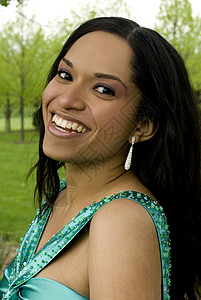 美洲原住民绿色华丽时装模型绿色微笑原住民日光幸福裙子魅力女性露齿棕色背景
