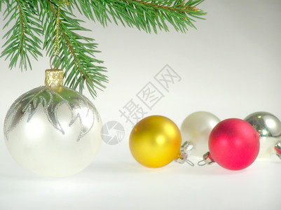 圣诞玻璃球反射假期金子传统绿色蓝色装饰品松树边界小玩意儿背景图片