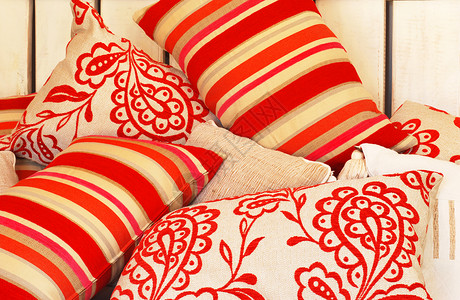 红色条纹枕头以可喜的面织著枕头背景