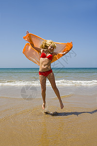 女孩跑在海滩上女士海洋女性太阳喜悦背景图片