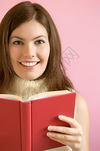 红书女孩红色眼睛白色阅读女性微笑女士学习黑发嘴唇背景图片