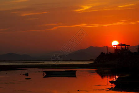 亚洲日落旅游太阳海洋球体海岸线游客海滩天空反思海岸高清图片