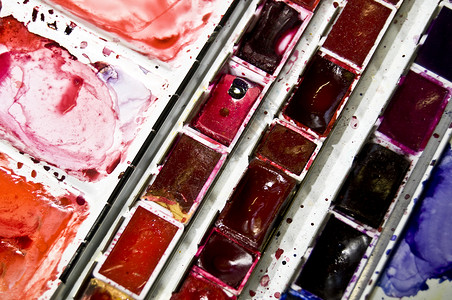 彩色调色盘液体化妆品墨水工具粉色紫色红色工作室染料画家背景图片