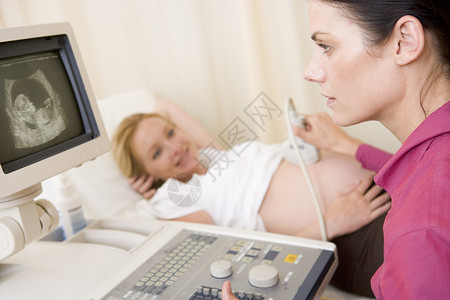 孕妇从医生那里得到超声波检查水平扫描孕妇装待产家庭怀孕医院女性头肩保健背景图片